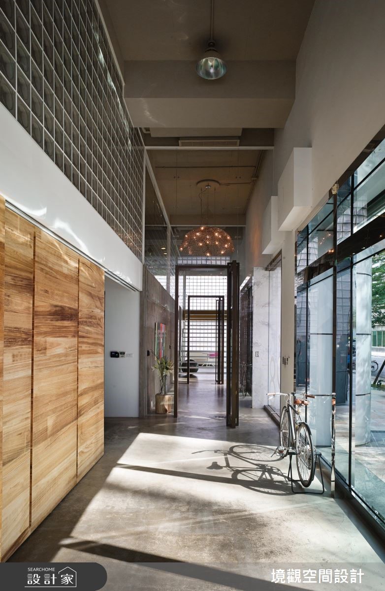 上下層各70坪的偌大宅邸，是住辦合一的複合空間，1 樓